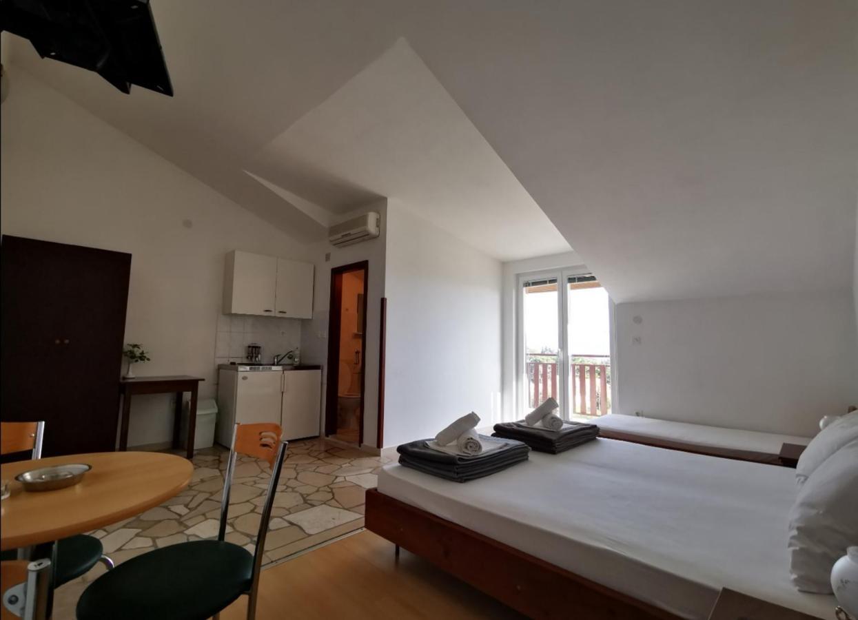 Apartments Plazibat Škrip 외부 사진