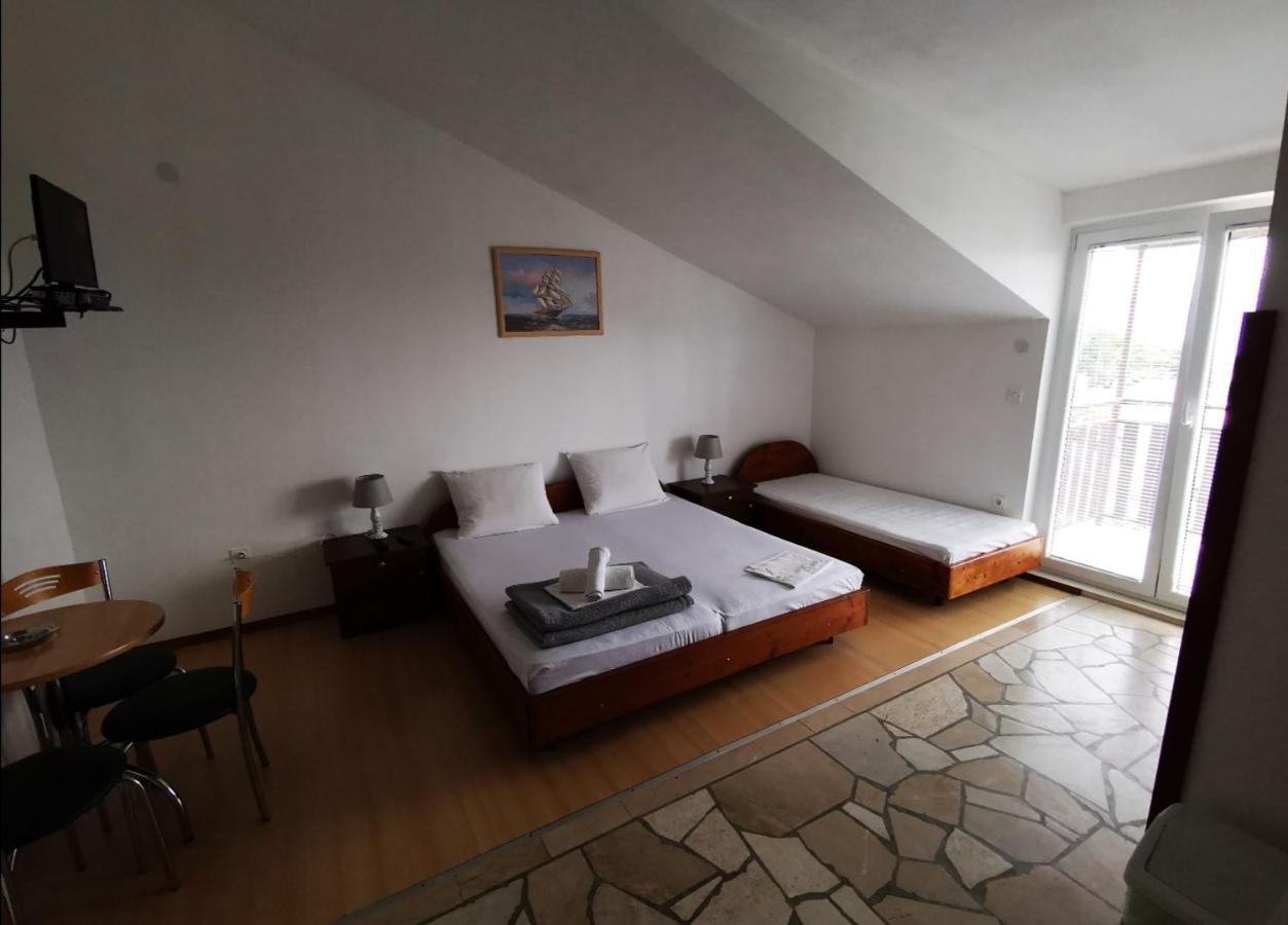 Apartments Plazibat Škrip 외부 사진