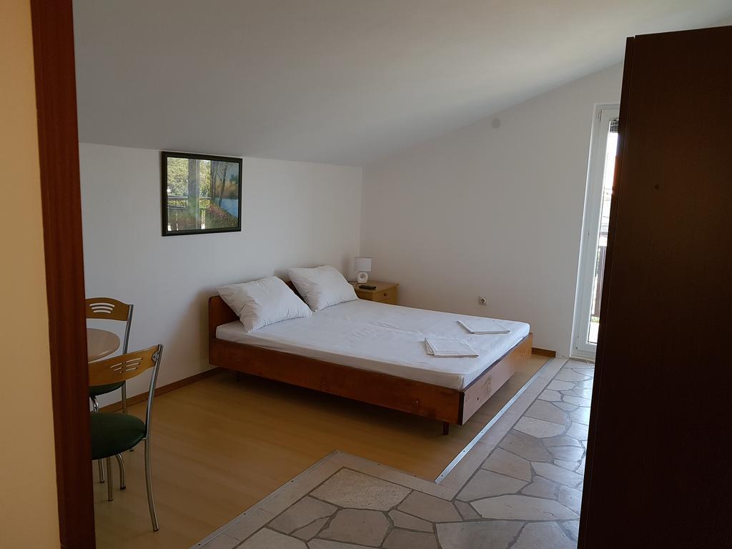 Apartments Plazibat Škrip 외부 사진