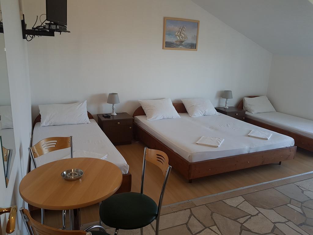 Apartments Plazibat Škrip 외부 사진