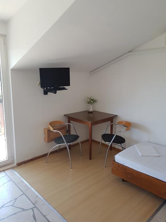 Apartments Plazibat Škrip 외부 사진